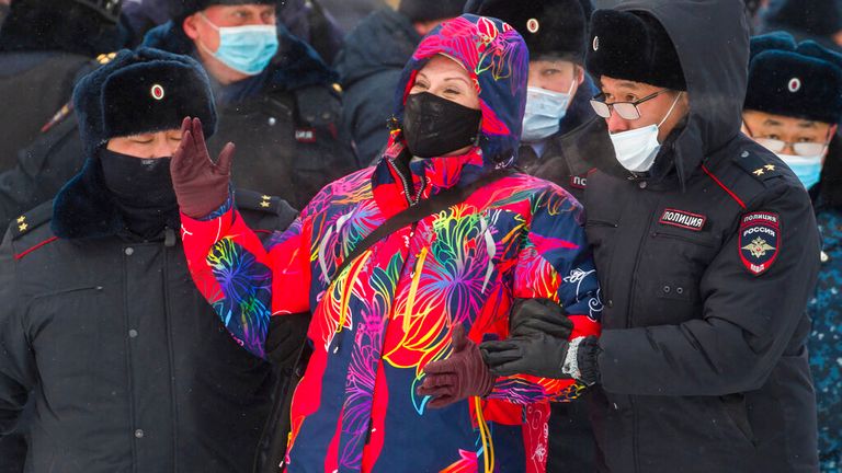 Un manifestant est arrêté lors de rassemblements à Ulan-Ude, la capitale régionale de la Bouriatie.  Pic: Presse associée