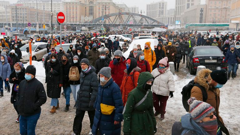 Des gens marchent dans une rue de Moscou lors d'une manifestation contre l'emprisonnement du chef de l'opposition Alexei Navalny.  Pic: Presse associée
