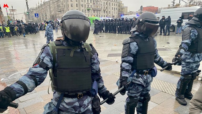 Matraques de liaison de la police à Moscou