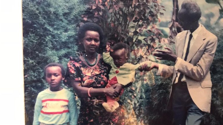 Marie et sa famille au Rwanda - c'est la fille debout à côté de sa mère, tous deux étaient les deux seuls membres de la famille à avoir survécu au génocide rwandais.  Crédit: Famille