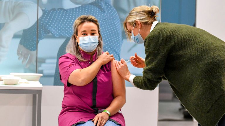L'infirmière néerlandaise Sanna Elkadiri devient la première personne aux Pays-Bas à recevoir un vaccin COVID-19 Pic: Pool via AP