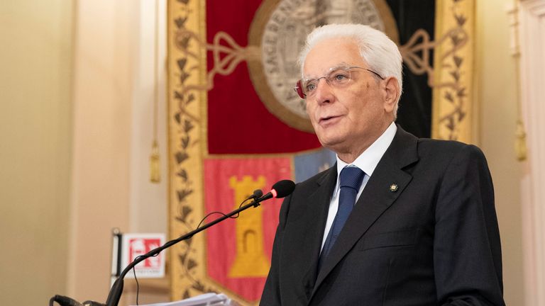 Le président italien Sergio Mattarella prend la parole lors d'une cérémonie à l'occasion du dixième anniversaire de la mort de l'ancien président italien Francesco Cossiga, à l'Université de Sassari