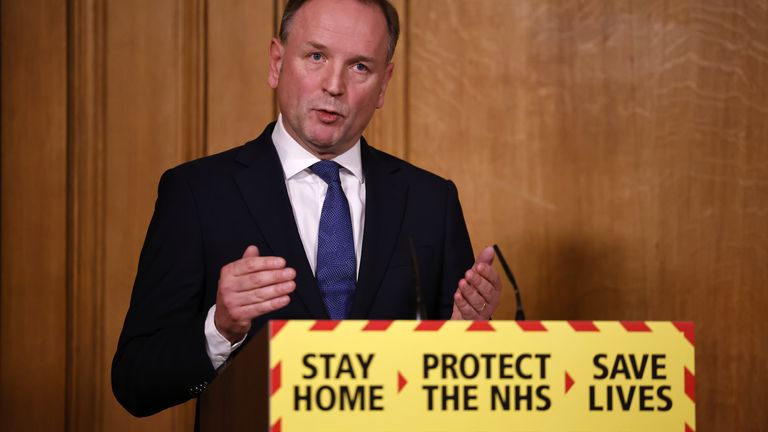 Sir Simon Stevens, directeur général du NHS England lors d'un point de presse sur le COVID-19 à Downing Street