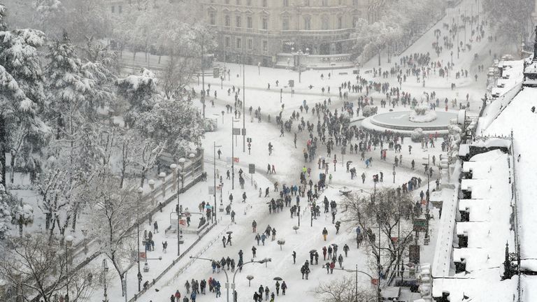 Les gens sont vus du toit du centre culturel Circulo de Bellas Artes, alors qu'ils se tiennent debout et marchent près de la fontaine de Cibeles lors d'une forte chute de neige à Madrid, Espagne, le 9 janvier 2021. REUTERS / Susana Vera
