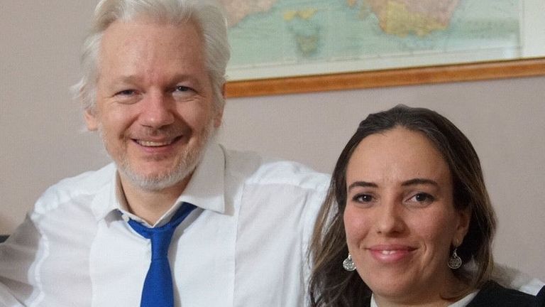 Julian Assange photographié avec sa partenaire Stella Morris