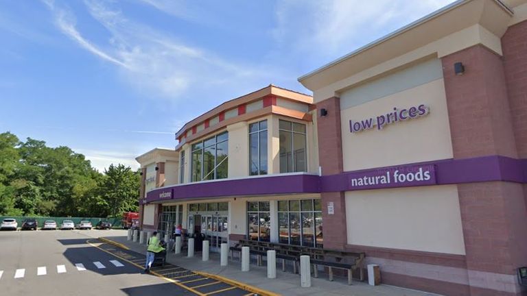 Les femmes ont été surpris en train de ne pas scanner chaque article lors de la caisse automatique dans un Stop & Shop à Somerset, Massachusetts.  Pic: Google Streetview
