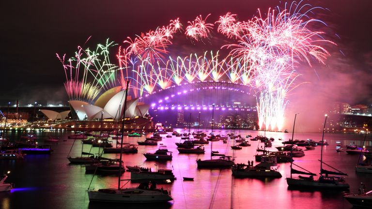 Des feux d'artifice explosent au-dessus de l'opéra de Sydney et du pont du port de Sydney 