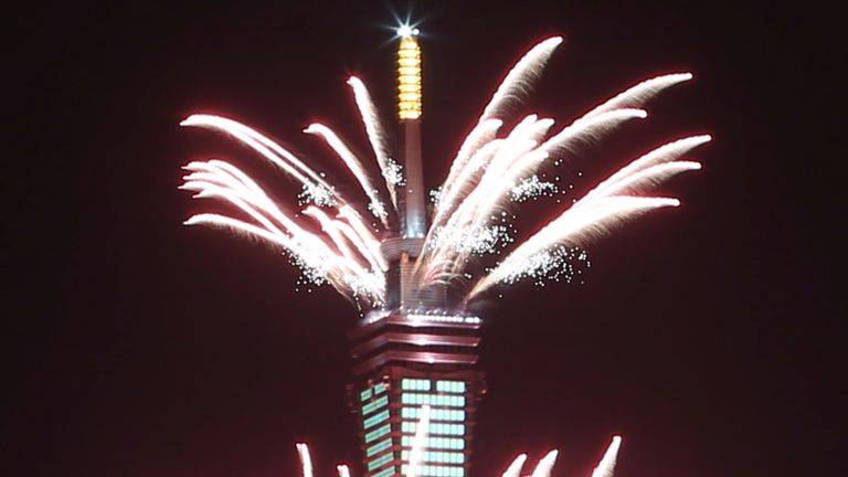 Des feux d'artifice ont été lancés depuis le bâtiment Taipei 101 lors des célébrations du Nouvel An à Taipei, Taiwan.