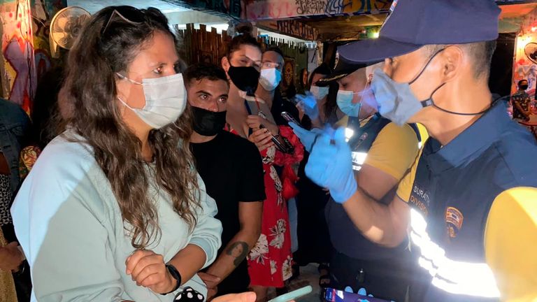 En ce mardi 26 janvier 2021, des agents d'immigration thaïlandais s'entretiennent avec des gens dans un bar de l'île de Koh Phangan, dans la province de Surat Thani, dans le sud de la Thaïlande.  La police a fait une descente dans un bar d'une île balnéaire populaire du sud de la Thaïlande et a arrêté 89 étrangers pour avoir enfreint la réglementation sur les coronavirus, ont annoncé mercredi des responsables.  Pic: AP