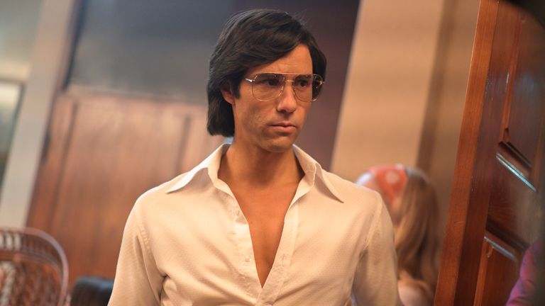 Charles Sobhraj (TAHAR RAHIM) dans Le Serpent.  Pic: écran BBC / Mammoth