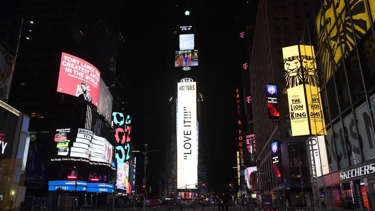 Times Square est vide avant la célébration du Nouvel An 2021 