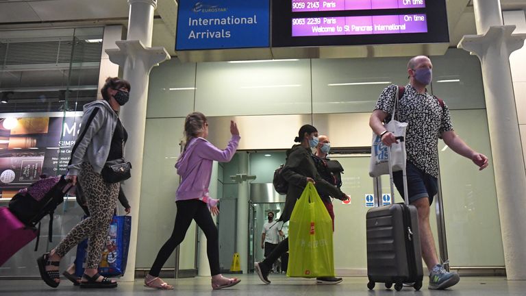 Les voyageurs arrivant de l'Eurostar à la gare internationale de St Pancras