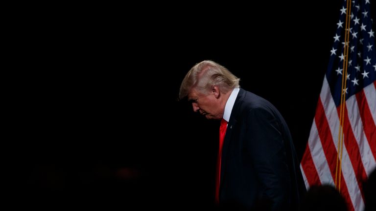 Le candidat républicain à la présidentielle Donald Trump part après avoir prononcé un discours de politique économique devant le Detroit Economic Club, lundi 8 août 2016, à Detroit.  (Photo AP / Evan Vucci)