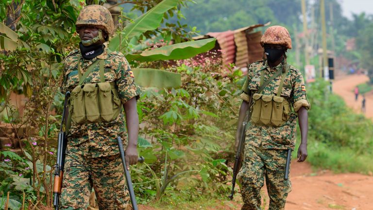 Le déploiement de soldats autour de la maison de Bobi Wine à Magere, Kampala, en Ouganda, samedi 16 janvier 2021, après que le président Yoweri Museveni a été déclaré vainqueur par la commission électorale cet après-midi. (AP Photo / Nicholas Bamulanzeki).