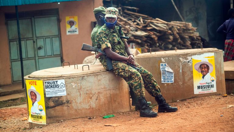 Les forces de sécurité ougandaises en patrouille à un point de contrôle à Kampala, en Ouganda, le samedi 16 janvier 2021, après que le président ougandais Yoweri Kaguta Museveni a été déclaré vainqueur des élections présidentielles.