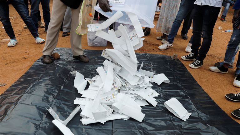 Les votes sont maintenant comptés - et un résultat est attendu samedi