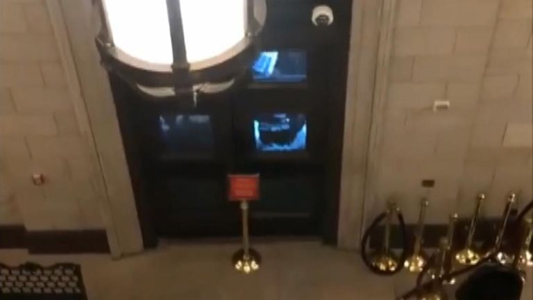 

La police du Capitole américain a ordonné l'évacuation de plusieurs bâtiments et des affrontements ont été signalés entre la police et les manifestants.

