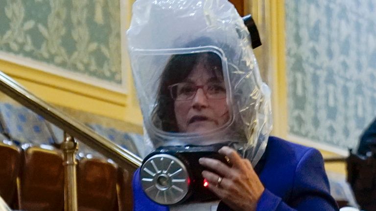 Les gens s'abritent dans la galerie de la Chambre alors que les manifestants tentent de pénétrer par effraction dans la salle de la Chambre du Capitole des États-Unis le mercredi 6 janvier 2021, à Washington.  (Photo AP / Andrew Harnik)                                                                                       