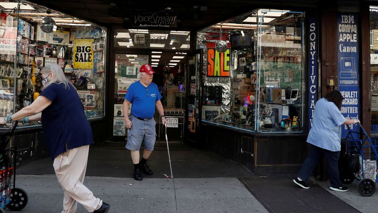 Les acheteurs sont vus à l'extérieur d'un magasin de détail alors que la phase 1 de la réouverture de la ville de New York se poursuit pendant l'épidémie de maladie à coronavirus (COVID-19) dans l'arrondissement de Brooklyn à New York, New York, États-Unis, le 9 juin 2020