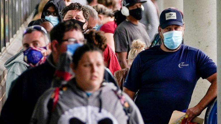 Des centaines de personnes font la queue devant un centre de carrières du Kentucky dans l'espoir de trouver de l'aide pour leur demande de chômage à Frankfort, Kentucky, États-Unis 18 juin 2020