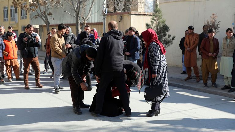 Une femme pleure sur les lieux de l'embuscade mortelle.  Pic: AP