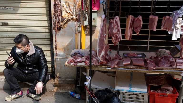 AP: Sur cette photo prise le vendredi 3 avril 2020, un vendeur attend les clients dans un étal près d'un marché encore partiellement fermé en raison de l'épidémie de coronavirus à Wuhan dans la province du Hubei en Chine centrale.  (Photo AP / Ng Han Guan)


