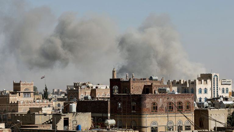 De la fumée s'échappe des sites de frappes aériennes menées par l'Arabie saoudite à Sanaa