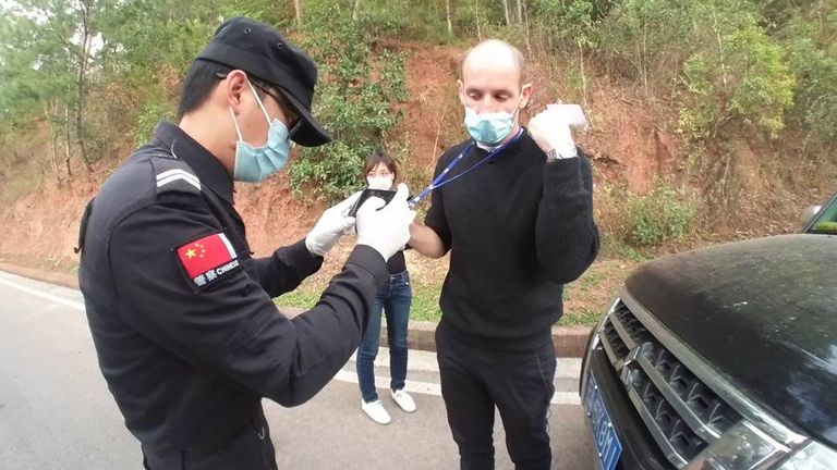 Nous avons été arrêtés par la police, qui nous guettait, et on nous a demandé de partir
