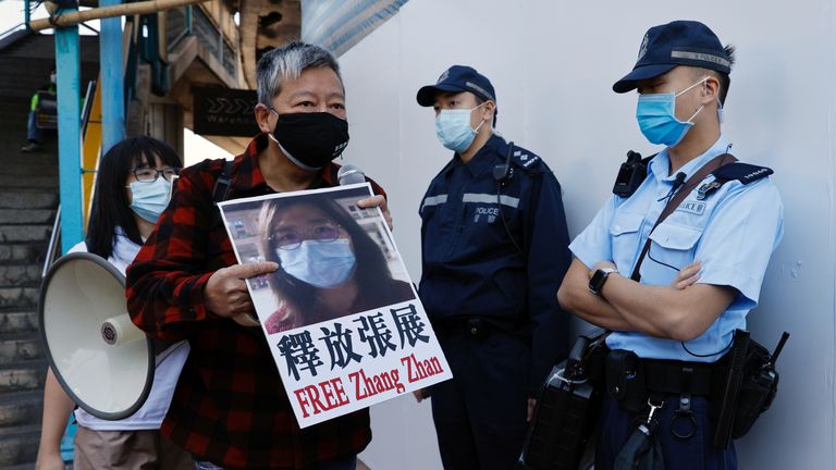 Les partisans de la démocratie protestent pour exhorter à la libération de 12 militants de Hong Kong arrêtés alors qu'ils auraient navigué vers Taiwan pour l'asile politique et le journaliste citoyen Zhang Zhan devant le bureau de liaison chinois, à Hong Kong, Chine, le 28 décembre 2020. REUTERS / Tyrone Siu
