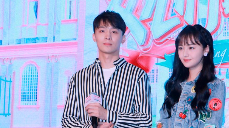 L'actrice chinoise Zheng Shuang, à droite, et son petit ami Zhang Heng assistent à une conférence de presse pour une émission de télé-réalité 