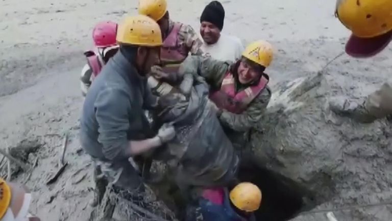 Un homme tiré vivant de la boue et des débris après l'éclatement du glacier