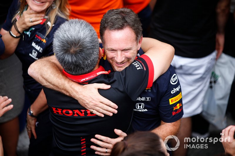 Masashi Yamamoto, directeur général, Honda Motorsport, et Christian Horner, directeur de l'équipe, Red Bull Racing, célèbrent au Parc Ferme