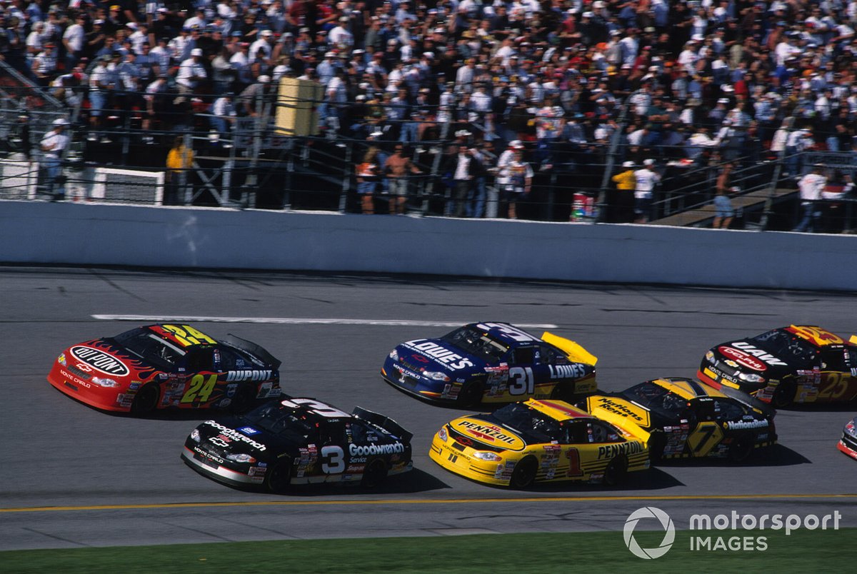 Dale Earnhardt mène Jeff Gordon en 2001 Daytona 500 