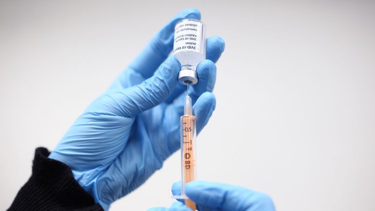 Une dose du vaccin contre le coronavirus Oxford / AstraZeneca est préparée, à la Copes Pharmacy and Travel Clinic de Streatham, au sud de Londres.  Date de la photo: jeudi 4 février 2021.