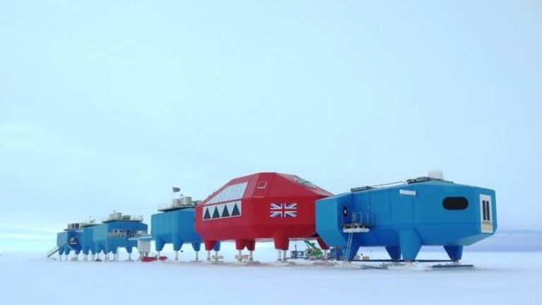 La station de recherche Halley VI est constituée d'une série de pods.  Photo: BAS