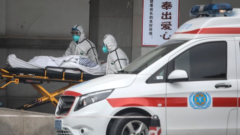 WUHAN, CHINE - 17 JANVIER: (CHINE OUT) Le personnel médical transfère les patients à l'hôpital Jin Yintan le 17 janvier 2020 à Wuhan, Hubei, Chine.  Les autorités locales ont confirmé qu'une deuxième personne dans la ville était décédée d'un virus de type pneumonie depuis le début de l'épidémie en décembre.  (Photo par Getty Images)