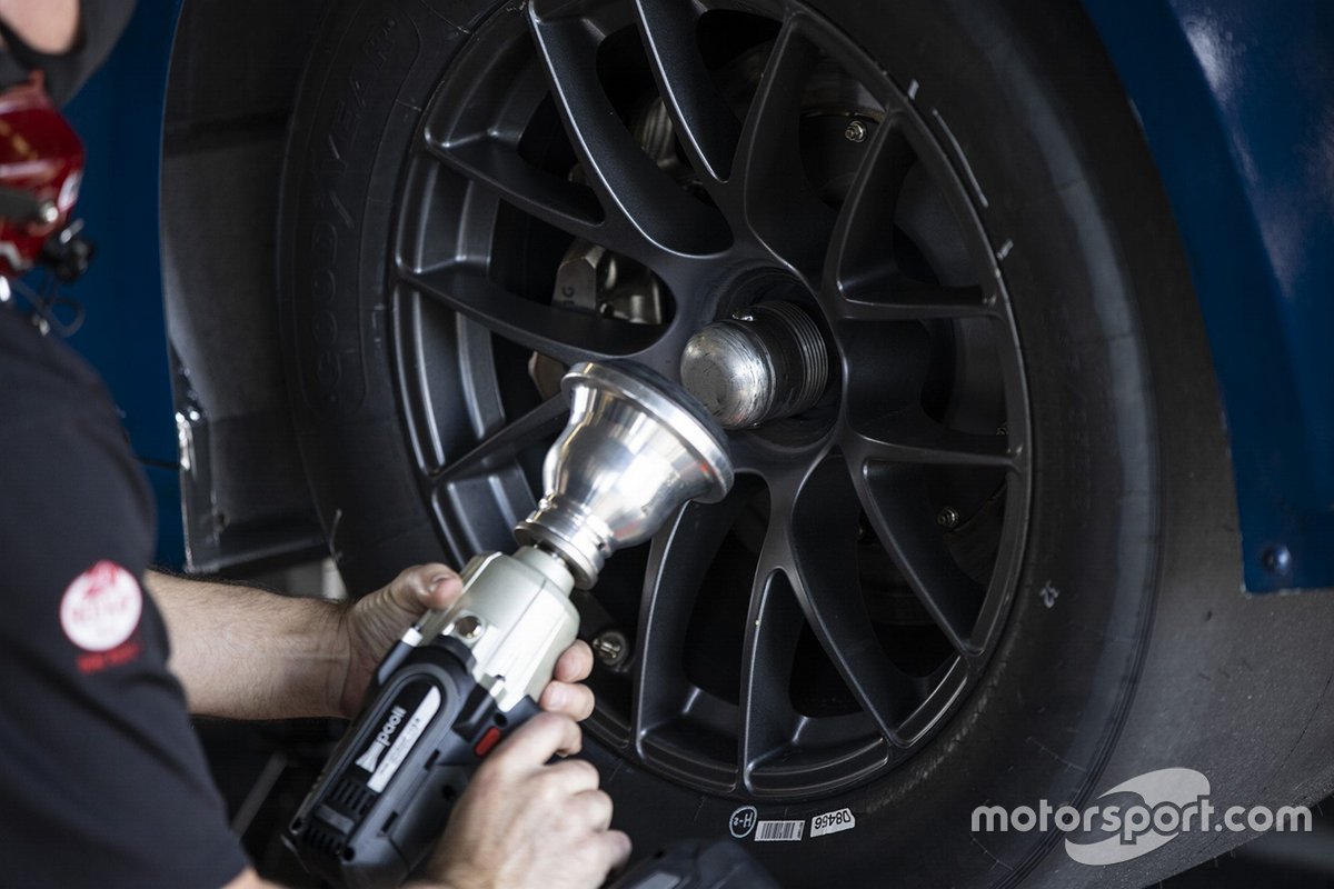 Un membre de l'équipe fait des ajustements à la voiture NASCAR Next gen