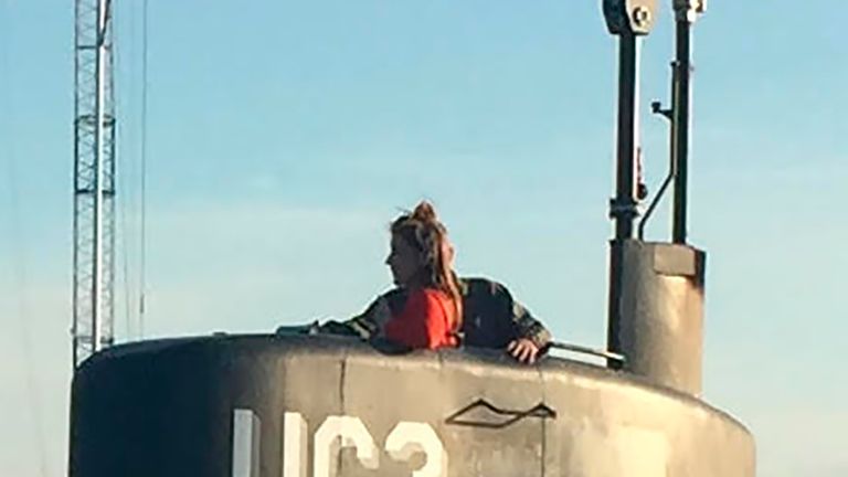 Cette photo montre le journaliste suédois Kim Wall se tenant dans la tour du sous-marin privé `` UC3 Nautilus '' le 10 août 2017 dans le port de Copenhague