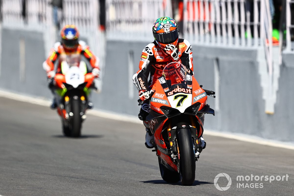 Chaz Davies, ARUBA.IT Racing Ducati, Michael Ruben Rinaldi, Team Goeleven vérifiant son prochain vélo