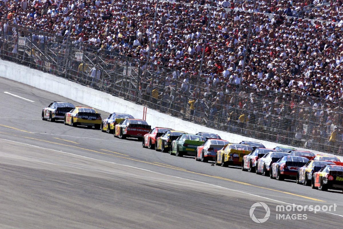 Dale Earnhardt mène le peloton