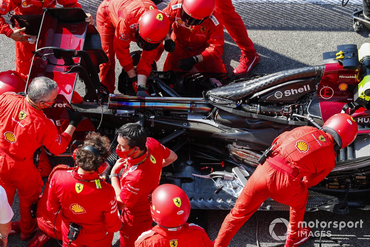 La mécanique Ferrari au travail sur la grille