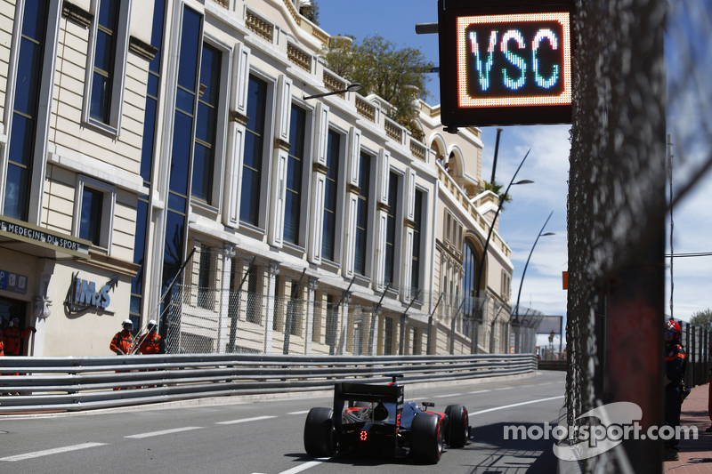 Stoffel Vandoorne, ART Grand Prix, passe sous un tableau 'VSC - Virtual Safety Car'