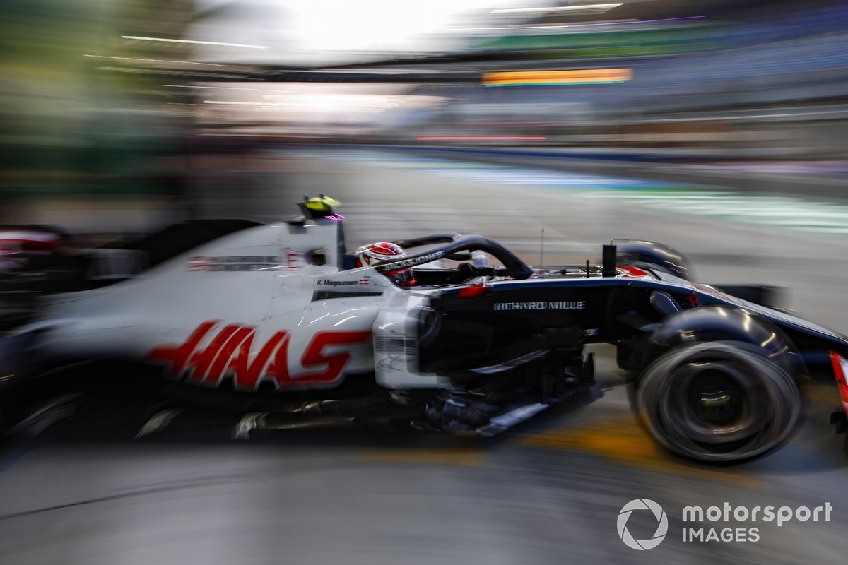 Kevin Magnussen, Haas VF-20, quitte le garage