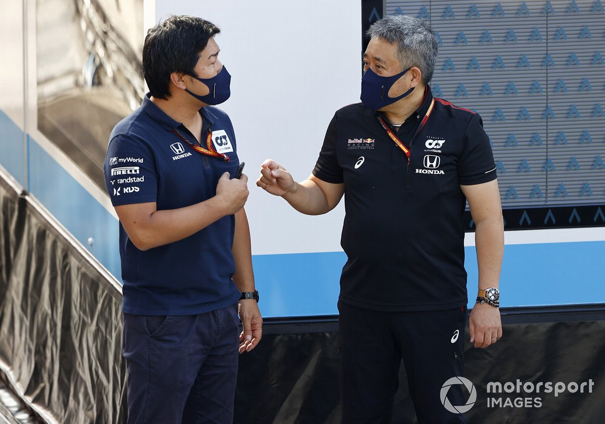Masashi Yamamoto, directeur général, Honda Motorsport s'entretient avec un membre de l'équipe AlphaTauri.