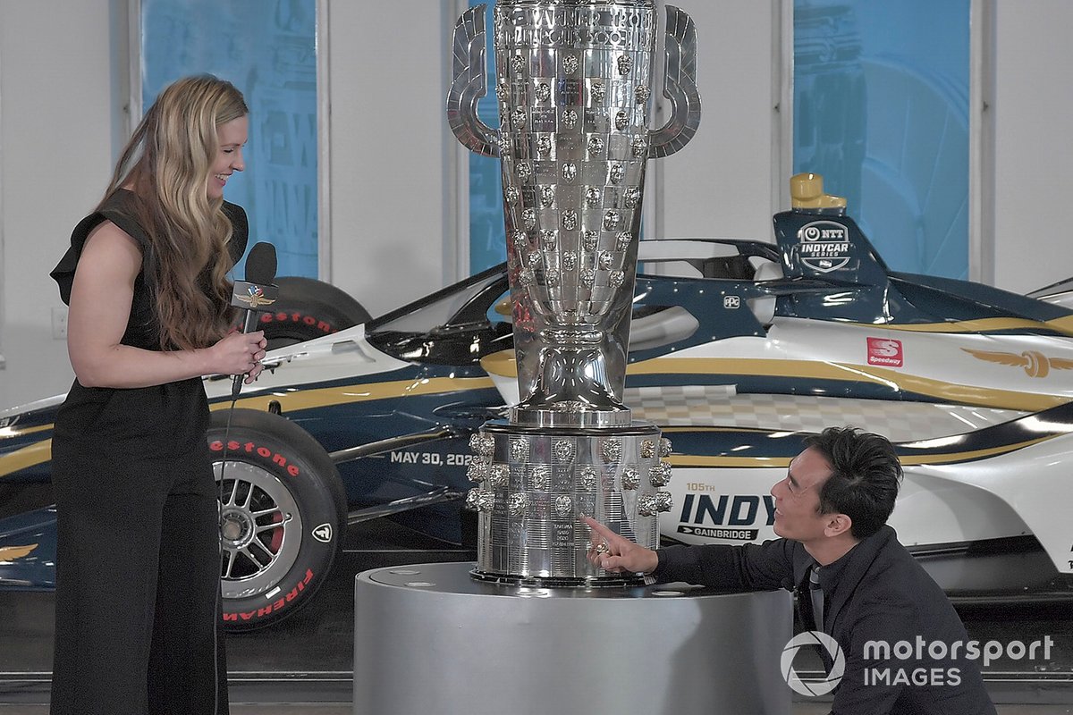 Michelle Collins, directrice mondiale de BorgWarner Inc. et Takuma Sato. 