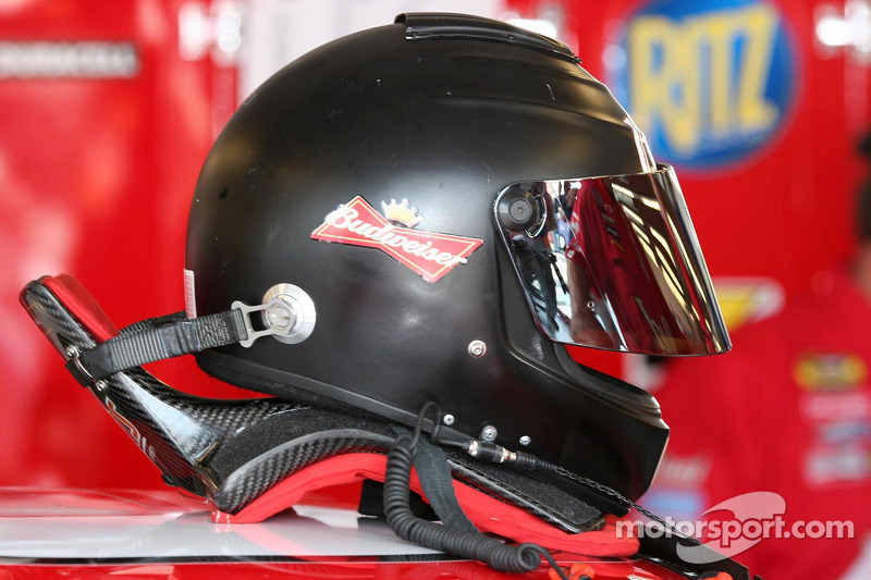 L'appareil HANS de Dale Earnhardt Jr.est connecté à son casque