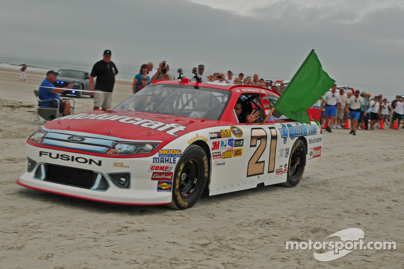 Trevor Bayne, vainqueur du Daytona 500 2011, roule sur le Daytona Beach original