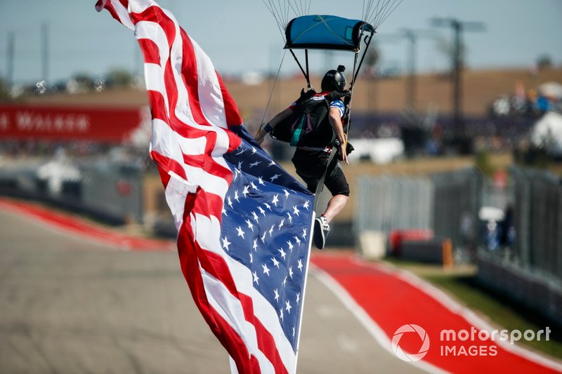 Airshow d'avant course, le drapeau américain arrive sur la grille de départ