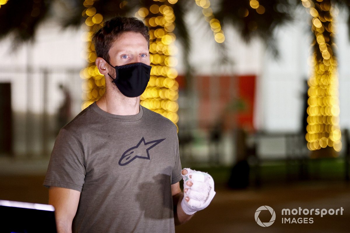 Grosjean retourne au paddock la semaine après son crash avec sa main dans un bandage. 