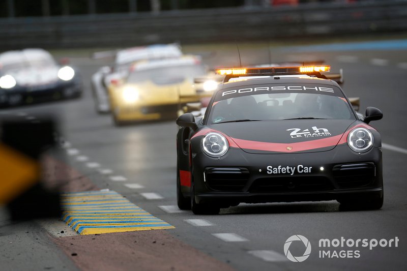 Voiture de sécurité sur piste